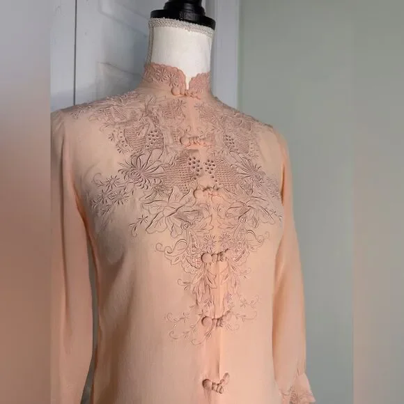 1950s Peony Silk Hand Embroidered Peach Pink Blouse - Picture 2 of 16